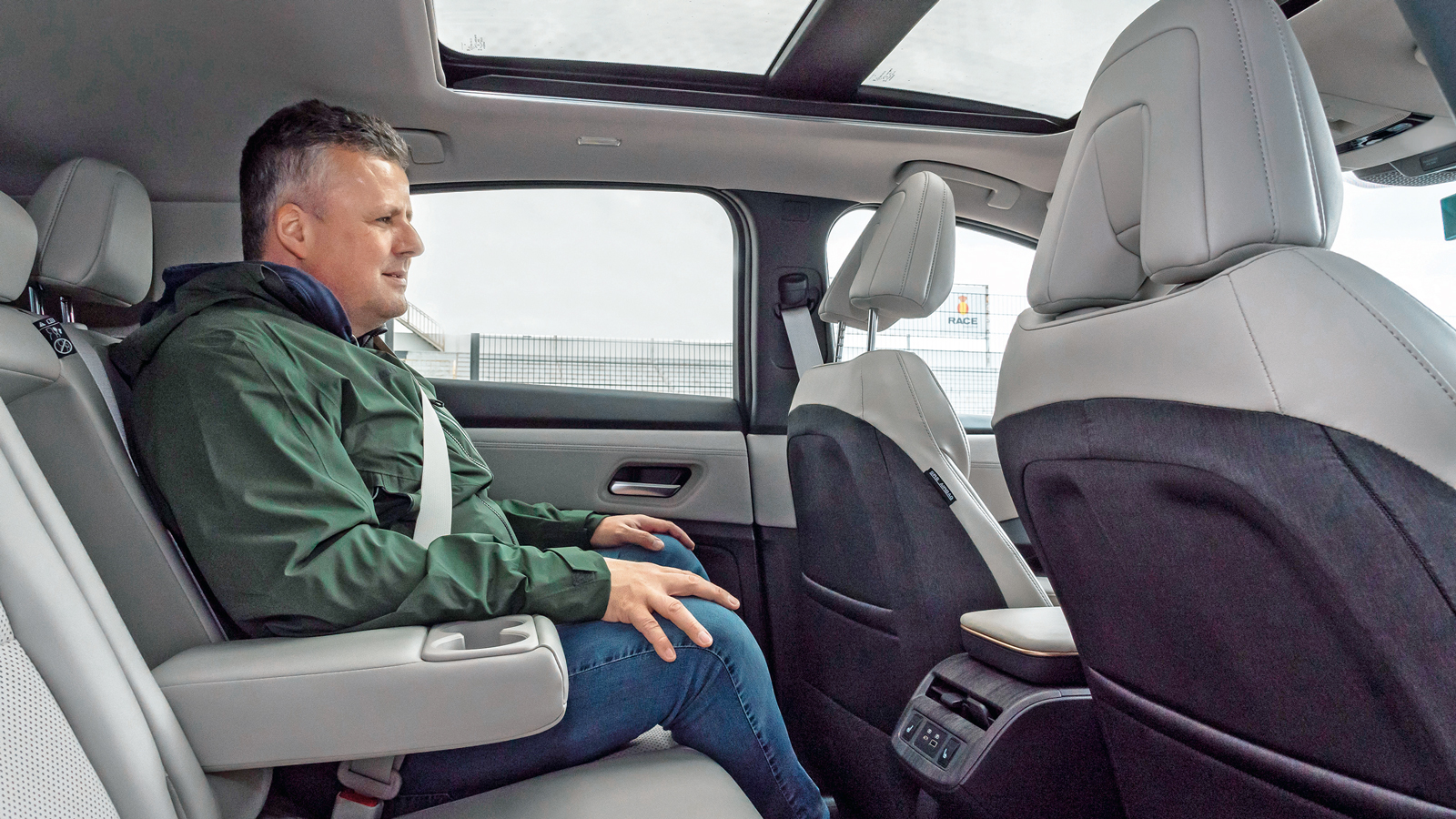 Σε επίπεδο ευρυχωρίας τα πράγματα είναι μια χαρά τόσο για τα πόδια όσο και για το κεφάλι